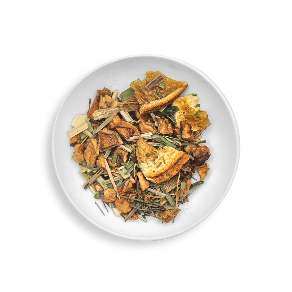 Té de hoja entera con trozos de fruta en un platito